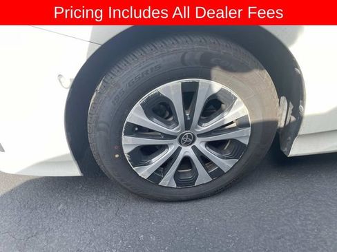 Used 2020 Toyota Prius LE AWD/4WD image 2