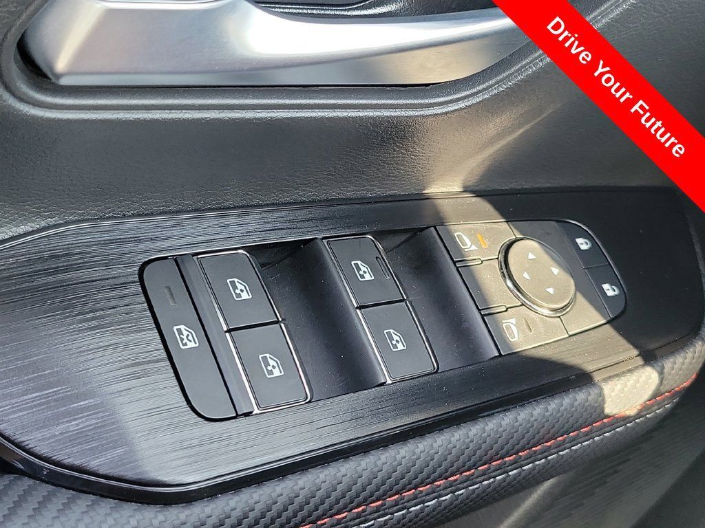 Used 2025 Nissan Kicks SR AWD/4WD image 17
