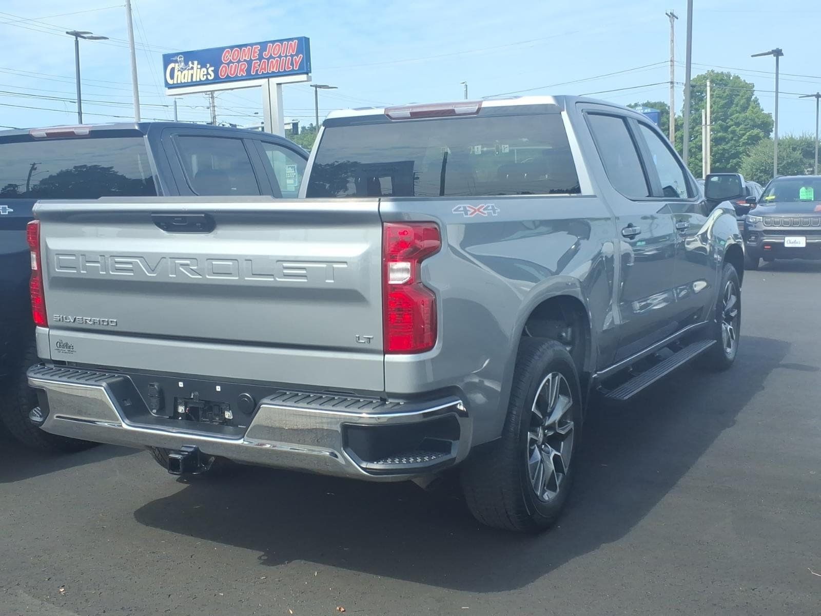 Used 2023 Chevrolet Silverado 1500 LT AWD/4WD image 4
