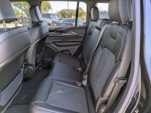 New 2025 Jeep Grand Cherokee Altitude image 11