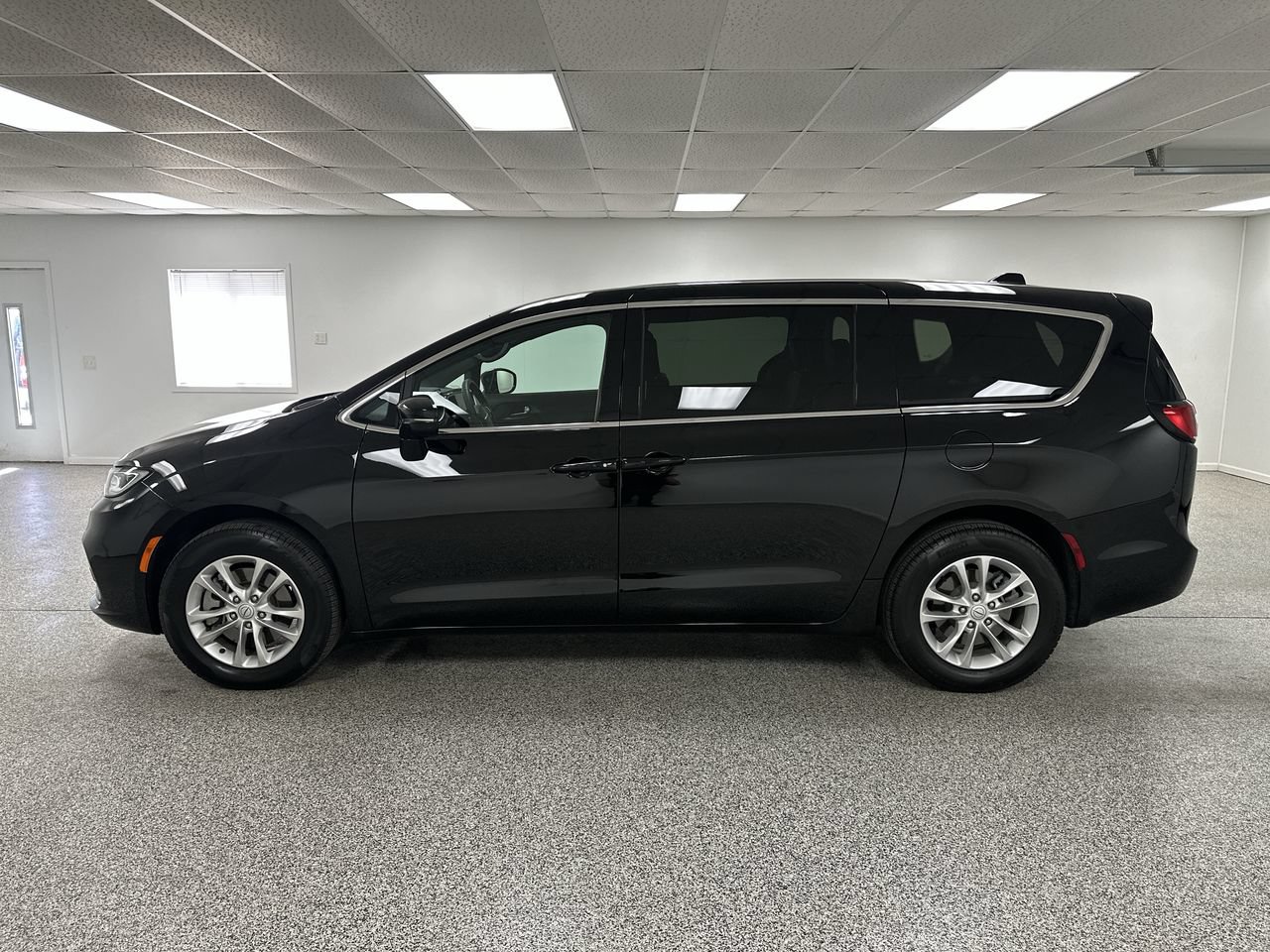 Used 2026 Chrysler Pacifica Select AWD/4WD image 5
