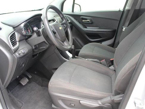 Used 2022 Chevrolet Trax LS w/ Tint and Cruise Package FWD image 9