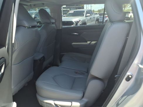 Used 2023 Toyota Highlander XLE FWD image 10