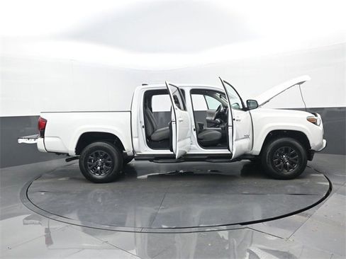 Used 2022 Toyota Tacoma SR5 w/ Technology Package image 33