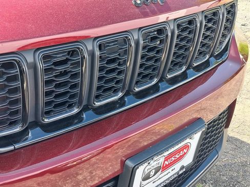 Used 2023 Jeep Grand Cherokee Laredo AWD/4WD image 12