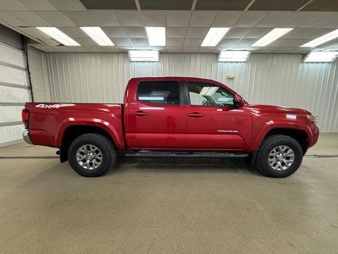 Used 2018 Toyota Tacoma SR5 w/ Four Season Floor Mat Package AWD/4WD image 5