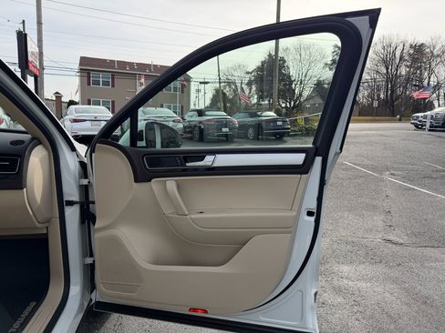 Used 2016 Volkswagen Touareg Sport image 22