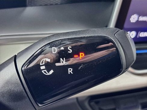 Certified 2025 Volkswagen Tiguan SE FWD image 18