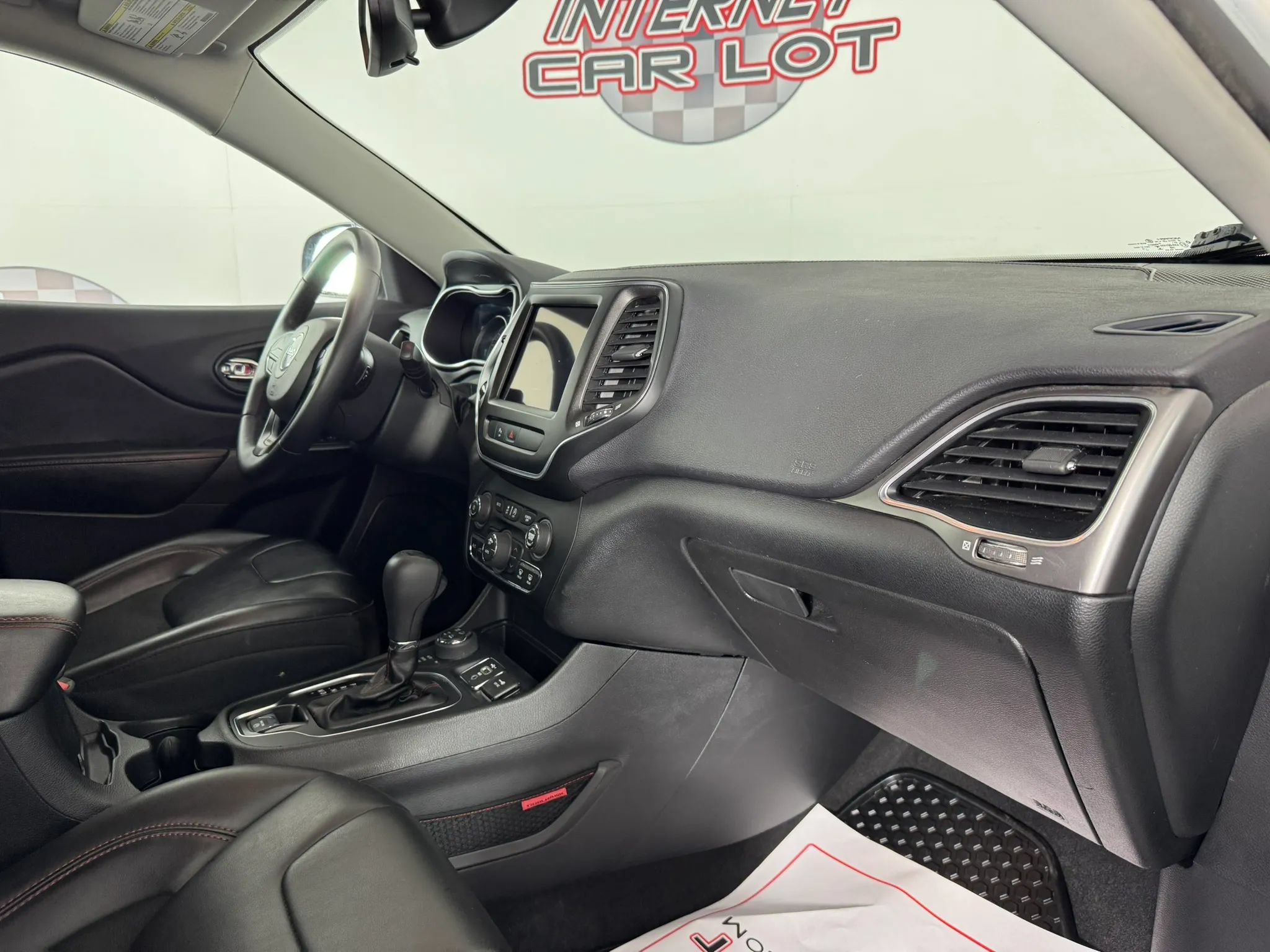 Used 2019 Jeep Cherokee Trailhawk w/ Cold Weather Group AWD/4WD image 12