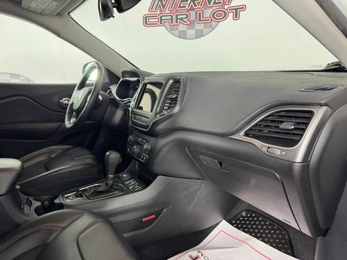 Used 2019 Jeep Cherokee Trailhawk w/ Cold Weather Group AWD/4WD image 12
