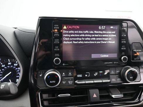 Used 2020 Toyota Highlander XLE image 21