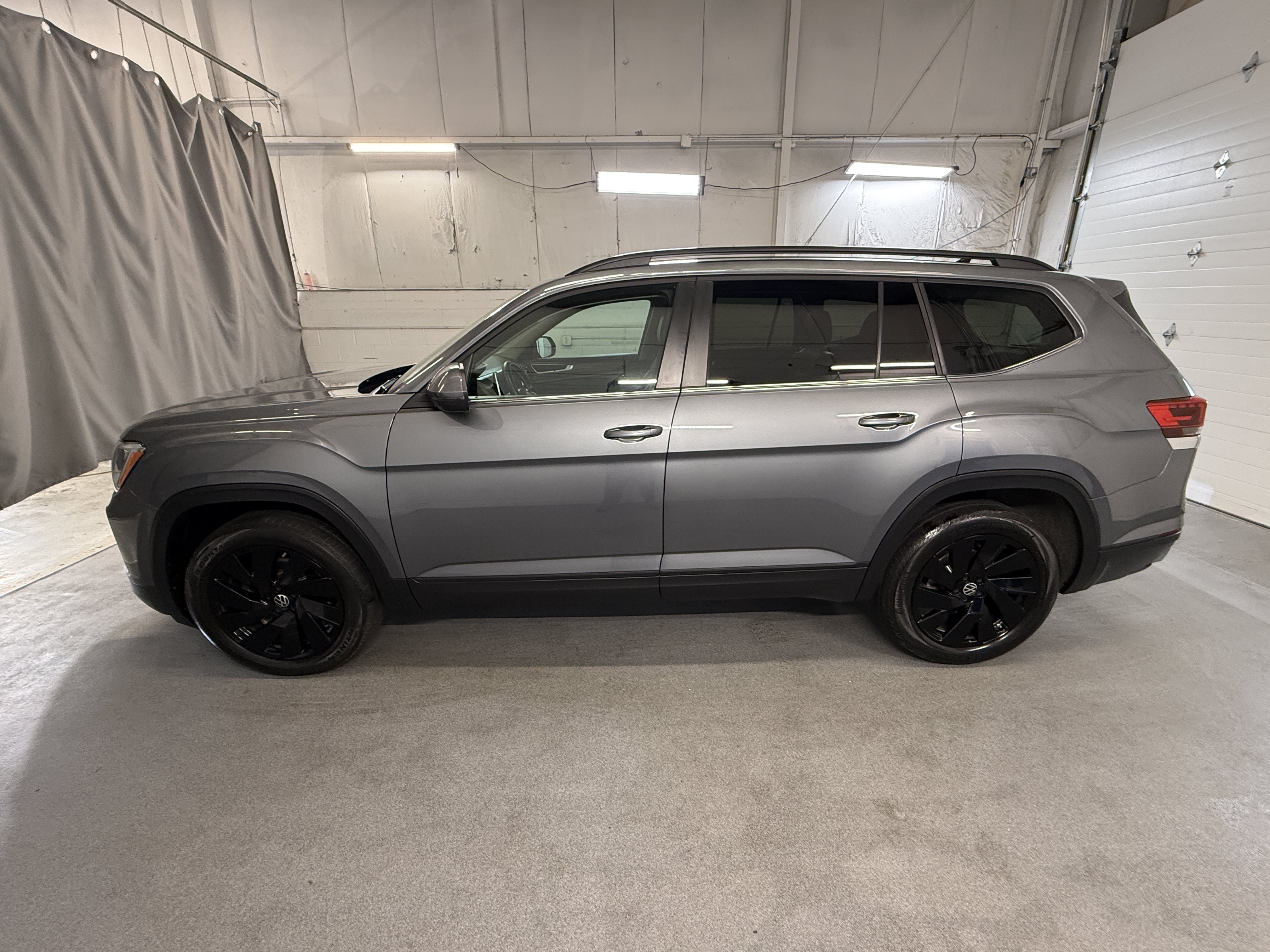 Certified 2024 Volkswagen Atlas SE w/ Black Wheel Package AWD/4WD image 6
