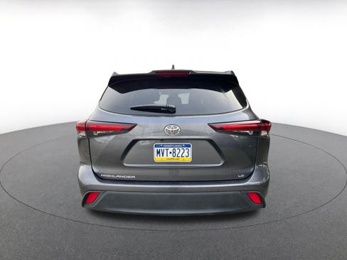 Used 2025 Toyota Highlander LE image 6