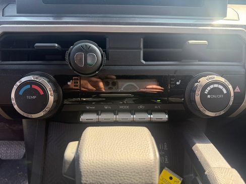 Used 2025 Toyota Tacoma SR5 AWD/4WD image 21