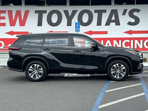 Used 2024 Toyota Highlander XLE FWD image 6