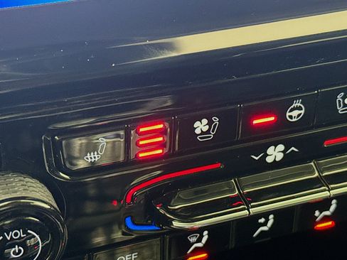 Used 2023 Jeep Grand Cherokee Limited w/ Luxury Tech Group II image 22