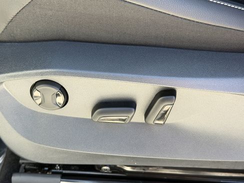 Certified 2024 Volkswagen Tiguan SE image 20