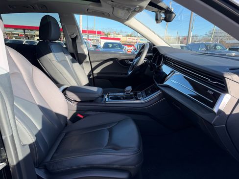 Used 2023 Audi Q8 Premium image 25