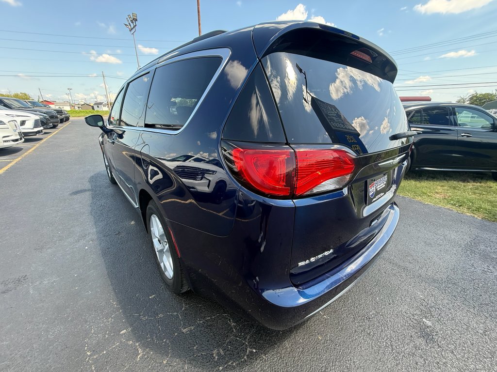 Used 2017 Chrysler Pacifica Touring-L w/ Tire & Wheel Group FWD image 6