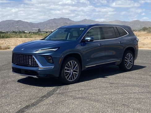 Used 2025 Buick Enclave Avenir FWD image 7