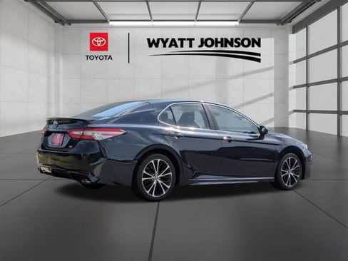 Used 2018 Toyota Camry SE FWD image 5