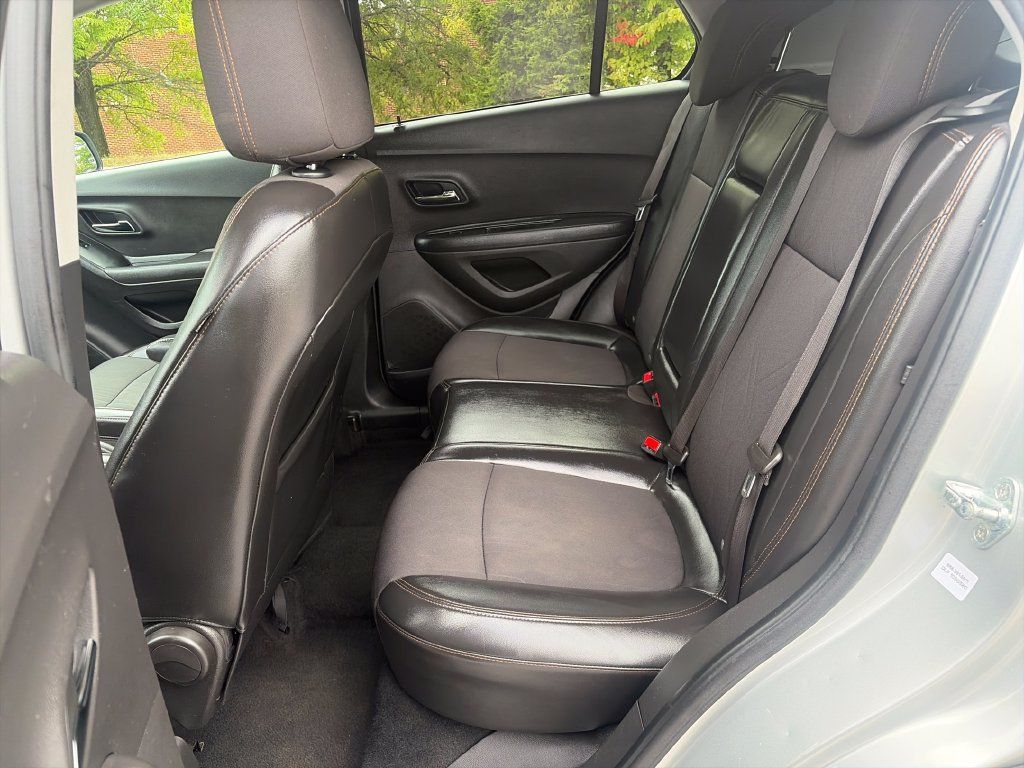 Used 2020 Chevrolet Trax LT w/ LT Convenience Package AWD/4WD image 24