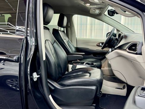 Used 2017 Chrysler Pacifica Touring-L w/ Tire & Wheel Group image 10