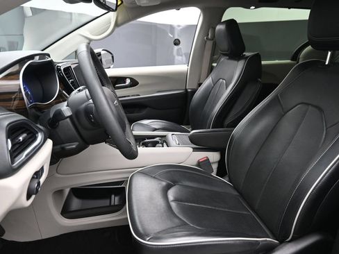 Used 2024 Chrysler Pacifica Limited FWD image 17