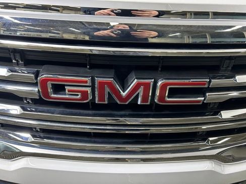 Used 2023 GMC Acadia SLE image 10