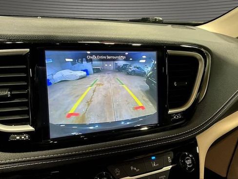 Used 2021 Chrysler Pacifica Touring-L FWD image 14