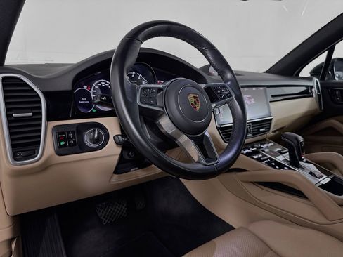 Used 2021 Porsche Cayenne w/ Driver Memory Package image 21