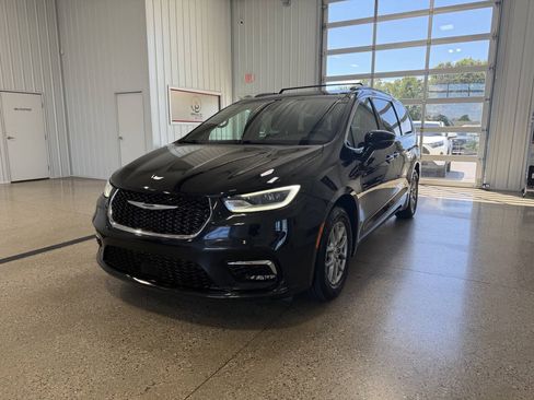 Used 2022 Chrysler Pacifica Touring FWD image 2