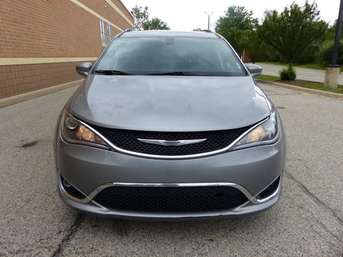 Used 2020 Chrysler Pacifica Touring-L w/ Tire & Wheel Group FWD image 11