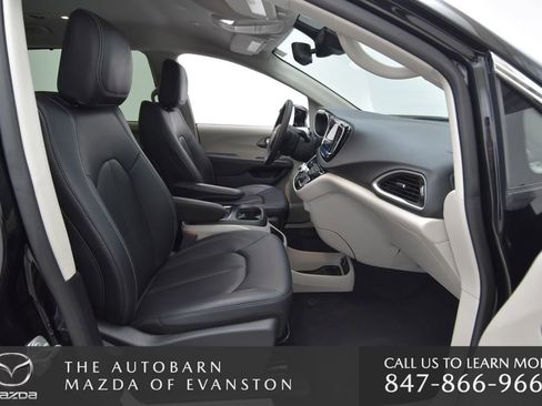 Used 2024 Chrysler Pacifica Touring-L image 28