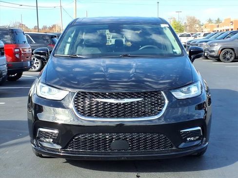 Used 2024 Chrysler Pacifica Touring-L image 32