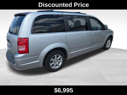 Used 2010 Chrysler Town & Country Touring w/ Entertainment Group #2 FWD image 3