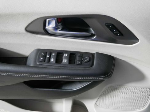 Used 2024 Chrysler Pacifica Touring-L FWD image 19