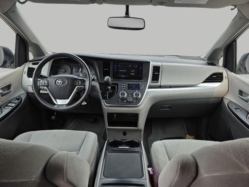 Used 2017 Toyota Sienna LE AWD/4WD image 21