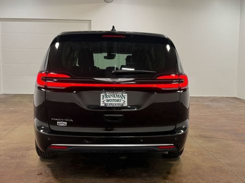 Used 2024 Chrysler Pacifica Touring-L image 24