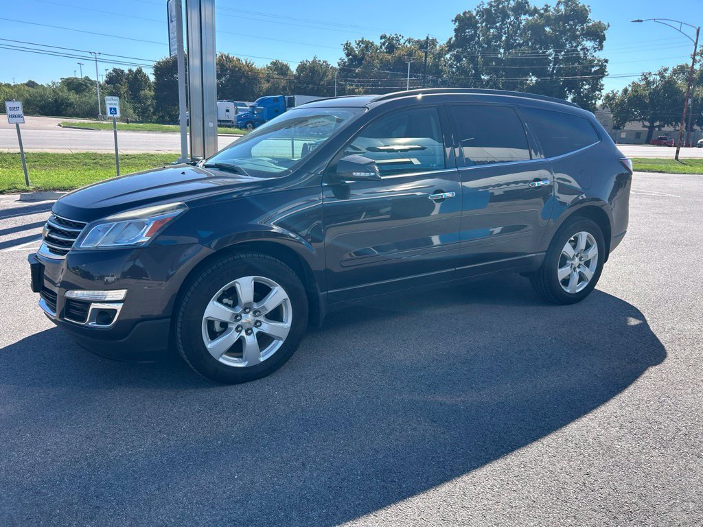 Used 2017 Chevrolet Traverse LT w/ Traveler's Package FWD image 2