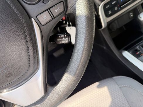 Used 2018 Toyota Corolla LE image 12