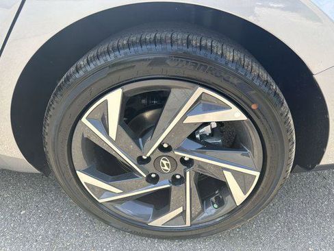 New 2025 Hyundai Elantra Limited image 19