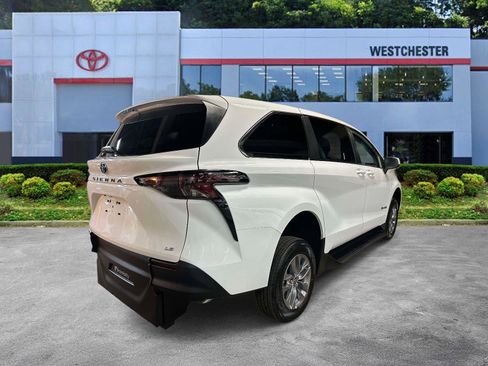 Used 2025 Toyota Sienna LE image 2