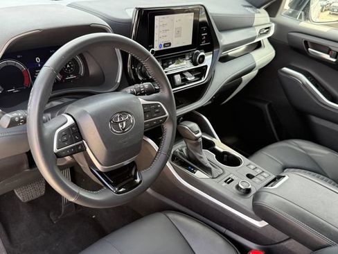 Used 2025 Toyota Highlander XSE AWD/4WD image 7
