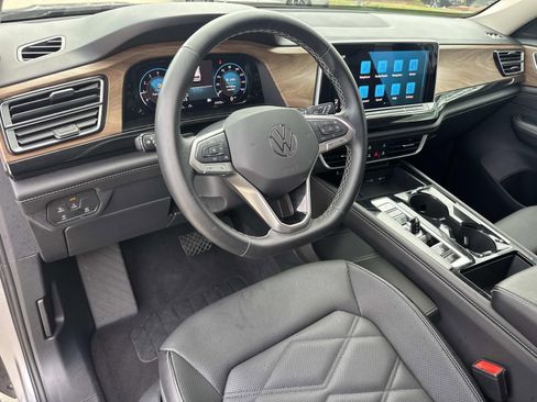 Used 2025 Volkswagen Atlas SE FWD image 17