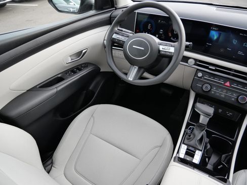 Certified 2025 Hyundai Tucson SE image 9