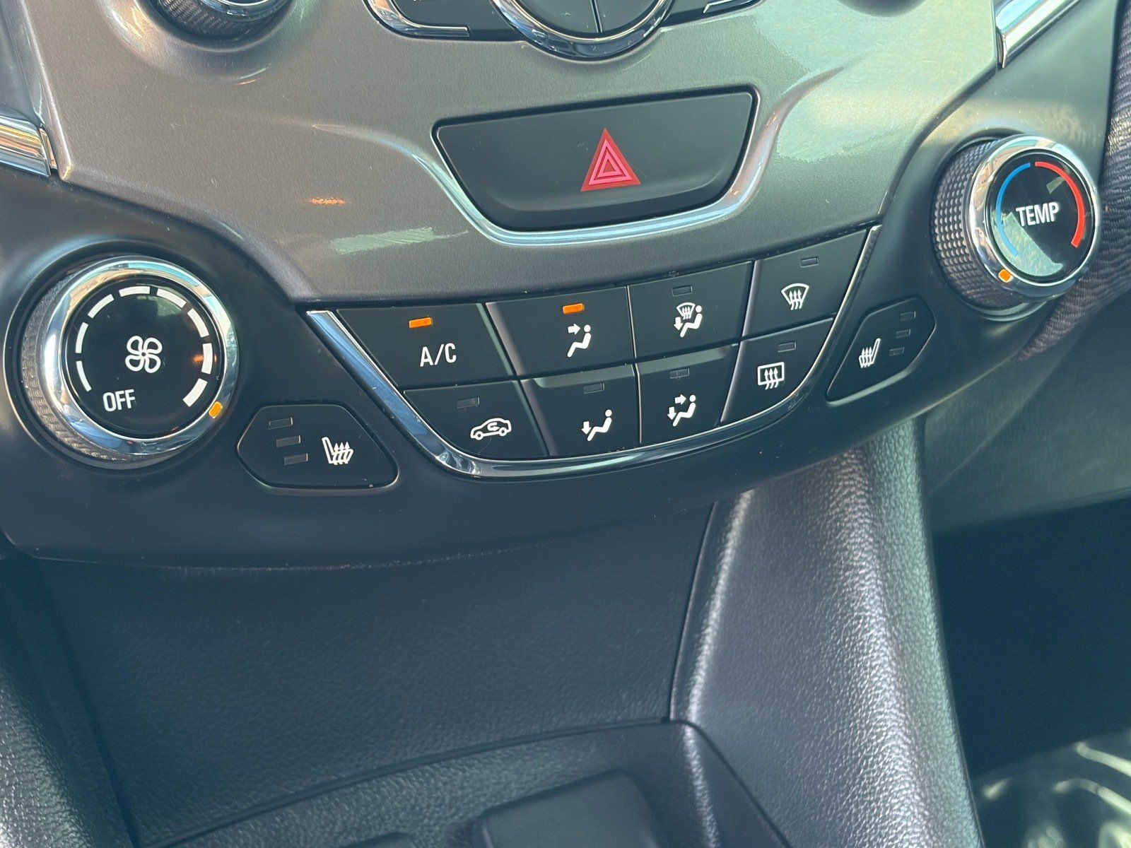 Used 2018 Chevrolet Cruze LT w/ Sun And Sound Package FWD image 26