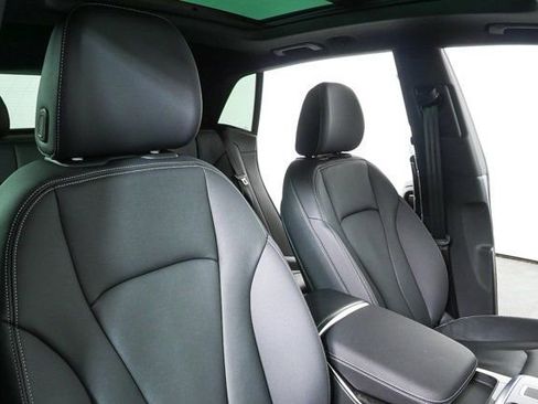 Used 2025 Audi Q8 Premium image 24