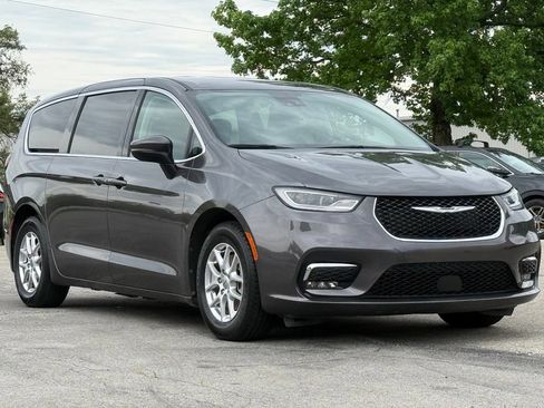 Used 2023 Chrysler Pacifica Touring-L FWD image 8