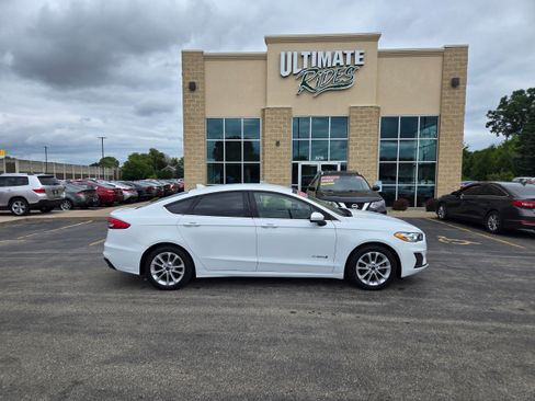 Used 2019 Ford Fusion SE image 1